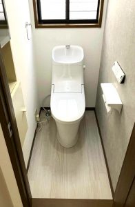 トイレ空間の色づかいを工夫し落ち着いた佇まいに／淡路島／淡路市